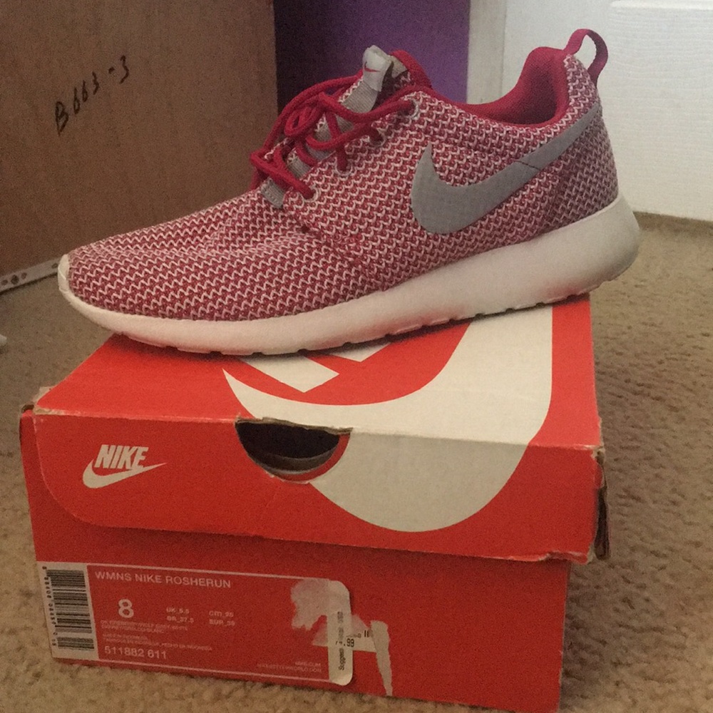 Women’s Nike roshe runs.